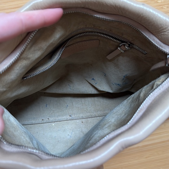 The Row ‘Wander’ knotted shoulder bag in Sand - Picture 14 of 17